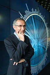 Nebst seinem Mandat als Direktor oder CEO der EMPA ist Gian-Luca Bona auch Professor an der ETH Zuerich und der ETH Lausanne. Fotografiert in den neuen Raeumlichkeiten auf dem EMPA Testareal in Duebendorf. Nebst seinem Mandat als Direktor oder CEO der EMPA ist Gian-Luca Bona auch Professor an der ETH Zuerich und der ETH Lausanne. Fotografiert in den neuen Raeumlichkeiten auf dem EMPA Testareal in Duebendorf.