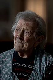 Nella foto Emma Morano. Seduta sulla poltrona del suo appartamento trascorre le sue giornate. Nella foto Emma Morano. Seduta sulla poltrona del suo appartamento trascorre le sue giornate.