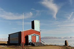In Qaanaaq steht eine der nördlichsten Kirchen der Welt. Mit der Errichtung der Handelsstation Thule durch den Polarforscher Knud Rasmussen begann ab 1909 die Christianisierung der Region. Heute gehören 99 Prozent der 56'000 Grönländer der evang.-luth. Kirche an. In Qaanaaq steht eine der nördlichsten Kirchen der Welt. Mit der Errichtung der Handelsstation Thule durch den Polarforscher Knud Rasmussen begann ab 1909 die Christianisierung der Region. Heute gehören 99 Prozent der 56'000 Grönländer der evang.-luth. Kirche an.