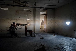 Un cecchino iracheno spara dal profondo di una stanza per non rivelare la sua posizione.