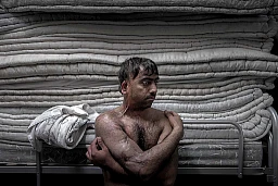 Nella foto Iftekar Hussain viene ritratto all'interno del dormitorio della Parrocchia di Don Giusto "Progetto d'Accoglienza di Rebbio", davanti ad una catasta di materassi usati per ospitare i profughi di passaggio. Nella foto Iftekar Hussain viene ritratto all'interno del dormitorio della Parrocchia di Don Giusto "Progetto d'Accoglienza di Rebbio", davanti ad una catasta di materassi usati per ospitare i profughi di passaggio.