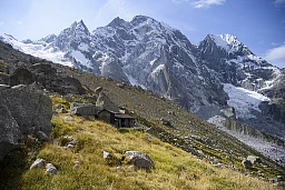 Vue du Piz Cengalo et du Piz Badile, prise depuis le refuge Sciora le mercredi 13 septembre 2017, près de Bondo. Le 23 août, un éboulement du Piz Cengalo a emporté des pierres en direction de Bondo. Huit randonneurs sont portés disparus depuis. (KEYSTONE/Gian Ehrenzeller)