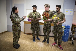 Reportage femme à l'armée,ici le lieutenent Ninoska Caro,troupe sanitaire,pendant un exercice pratique de 3 jours à Moudon .Non, ces soldats ne lui offrent pas des fleurs mais obéissent à ses injonctions pour égayer le décor de l’hôpital improvisé au centre de Moudon. Reportage femme à l'armée,ici le lieutenent Ninoska Caro,troupe sanitaire,pendant un exercice pratique de 3 jours à Moudon .Non, ces soldats ne lui offrent pas des fleurs mais obéissent à ses injonctions pour égayer le décor de l’hôpital improvisé au centre de Moudon.