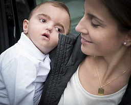 Tenerezza materna. Un legame fortissimo unisce Kelyan alla madre, che ha messo da parte la sua vita per prendersi cura del figlio a tempo pieno. Tenerezza materna. Un legame fortissimo unisce Kelyan alla madre, che ha messo da parte la sua vita per prendersi cura del figlio a tempo pieno.
