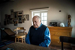 BILD: RETO OESCHGER, RORBAS, 2017-04-07
RESSORT: BB/THEMENBILDER

Jürg Jegge, Pädagoge
"Die dunkle Seite des Jürg Jegge"
Alte Brücke 4
in der Stube