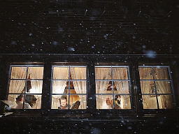 Mitglieder der Jodelgruppe „Schuppel“ frühstücken zu Beginn des „Silvesterchlausen“. Mitglieder der Jodelgruppe „Schuppel“ frühstücken zu Beginn des „Silvesterchlausen“.