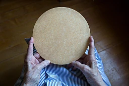 Une hostie de 20 cm de diamètre dans les mains de Soeur Josette. Ce type d’hostie sera utilisé par le prêtre durant les célébrations.
Romont, juin 2017 Une hostie de 20 cm de diamètre dans les mains de Soeur Josette. Ce type d’hostie sera utilisé par le prêtre durant les célébrations.
Romont, juin 2017