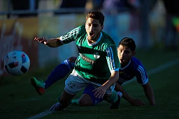 Brüttisellen Walter Joel Azevedo Couto Coelho wird von Effretikons Orlin Ulrich gefoult