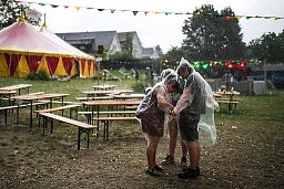 Besucher schützen sich vor dem Regen