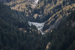Sicht von Soglio Richtung Süden nach Bondo: Geröll liegt oberhalb von Bondo im Bondasca Tal. Das Dorf Bondo im Bergell, zweieinhalb Monate nach dem grossen Murgang, dem Felsbruch des Berges Piz Cengalo, wo am 23. August 2017 4Mio Kubikmeter Fels, Wasser, Gestein durch das Bondasca Tal nach unten und druch Bondo gerollt sind. Dabei wurden 8 Wanderer unter den Massen begraben und können auch nicht geborgen werden. Mehrere Häuser in Bondo wurden zerstört, ebenfalls Infrastruktur und Strassen. Militär, Zivilschutz und Private arbeiten unterdessen, räumen das Geröll mit schweren Maschinen auf eine riesen Deponie ausserhalb Bondo, entfernen den Schlamm aus den Häusern. Bondo ist bis auf die Murgangzone wieder offen und begehbar.