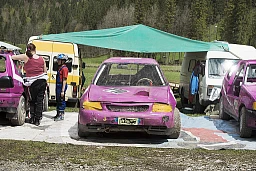 Audi. Die Teilnehmer des Internationalen Autocross Hoch-Ybrig 2017 reisen aus der ganzen Schweiz und dem näheren Ausland (Deutschland, Östereich, Italien) an und richten sich für das ganze Wochenende auf dem Festgelände ein, mit Wohnwagen, Autowerkzeug und ganzer Familie. Man schaut den Rennen zu, wartet auf das nächste Rennen, repariert die Autos oder verbringt Zeit mit der Familie und Freunden. Die Autos sind umgebaute Serientourenwagen, normale Autos, die mal im Verkehr waren. Komplett umgebaut und aufs nötigste reduziert. z.B. VW Golf 2, Subaru, Polo, Audi oder VW Käfer. Backstage, Festgelände, Camping-Gelände.
