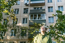 Tanja (34) lebt in einem fünfstöckigen Plattenbau aus der Chruschtschow-Ära, der in zwei bis drei Jahren abgerissen werden soll. Tanja (34) lebt in einem fünfstöckigen Plattenbau aus der Chruschtschow-Ära, der in zwei bis drei Jahren abgerissen werden soll.