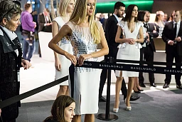 Die Hostessen der Baselworld sind sehr bemüht darum, alles perfekt zu machen.