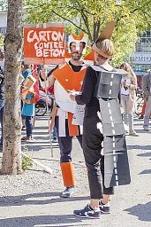 Erste Demonstranten versammlen sich am Robert Walser Platz in Biel. Erste Demonstranten versammlen sich am Robert Walser Platz in Biel.