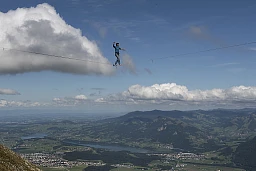 Moleson; 15.09.2017; Le Highline Extreme, evenement mythique regroupant les meilleurs highlineurs europeens, se tient au sommet du Moleson jusqu'au dimanche 17 septembr Daniel Laruelle ( Afrique du Sud) sur fond de lac de la Gruyere Moleson; 15.09.2017; Le Highline Extreme, evenement mythique regroupant les meilleurs highlineurs europeens, se tient au sommet du Moleson jusqu'au dimanche 17 septembr Daniel Laruelle ( Afrique du Sud) sur fond de lac de la Gruyere