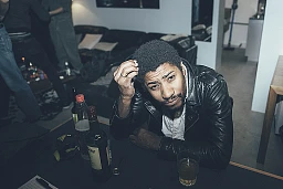 «Music is the most visceral of the arts. You understand things sometimes on a more fundamental level when something is that visceral than you would, if it were just purely intellectual or purely political. It speaks in tongues that we can’t apply on a day-to-day basis. It gets underneath your skin and you feel it.» Franklin James Fisher, Sänger der Indie-Band Algiers aus Atlanta, in der Garderobe des Bogen F in Zürich. 18.11.2017 «Music is the most visceral of the arts. You understand things sometimes on a more fundamental level when something is that visceral than you would, if it were just purely intellectual or purely political. It speaks in tongues that we can’t apply on a day-to-day basis. It gets underneath your skin and you feel it.» Franklin James Fisher, Sänger der Indie-Band Algiers aus Atlanta, in der Garderobe des Bogen F in Zürich. 18.11.2017