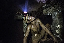 Mineur freelance du 21ème siècle dans une mine de zircons. Bar Kaev, Cambodge, janvier 2017.