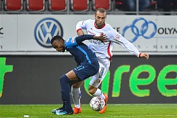 Sion, 04.11.2017, Football Raiffeisen Super League, FC Sion - FC Zurich, Pajtim Kasami (FC Sion 13) au duel avec Umaru Bangura (FCZ 17)