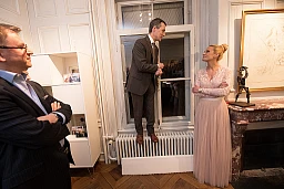 Muri (BE), 23. 11.2017 -- Bundesrat Ignazio Cassis zu Gast beim Kenner der internationalen Prominenz, Claudio Righetti im Chalet Muri bei Bern. Mit dabei, damit die Italianita abgerundet wurde, Christa Rigozzi.
Foto: Karl-Heinz Hug