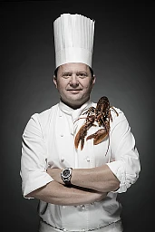 Franck Giovannini, chef cuisinier au Restaurant de l'Hôtel de Ville à Crissier, fleuron de la haute gastronomie dans le monde, 3 étoiles au guide Michelin, meilleur restaurant au monde selon LaListe 2016. Elu cuisinier de l'année 2018 par le Gault et Millau. Lausanne, Crissier, 15 Septembre 2017 © Fred Merz | Lundi13 Franck Giovannini, chef cuisinier au Restaurant de l'Hôtel de Ville à Crissier, fleuron de la haute gastronomie dans le monde, 3 étoiles au guide Michelin, meilleur restaurant au monde selon LaListe 2016. Elu cuisinier de l'année 2018 par le Gault et Millau. Lausanne, Crissier, 15 Septembre 2017 © Fred Merz | Lundi13