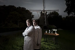 "Horlogers venus d'ailleurs". Il n'y a pas que le SwissMade dans l'horlogerie. A l'occasion de son dernier numéro, Montre et Passion est allé à la rencontre d'horlogers travaillant sous d'autres latitudes et avec d'autres références. Ils racontent leur facon de faire des montres et leurs rapports à la Suisse. Bart et Tim Grönefeld, vainqueurs du Prix de la montre homme au Grand Prix d'horlogerie à Genève en 2016. Oldenzaal, Pays-Bas, 21 Septembre 2017 © Fred Merz | Lundi13 "Horlogers venus d'ailleurs". Il n'y a pas que le SwissMade dans l'horlogerie. A l'occasion de son dernier numéro, Montre et Passion est allé à la rencontre d'horlogers travaillant sous d'autres latitudes et avec d'autres références. Ils racontent leur facon de faire des montres et leurs rapports à la Suisse. Bart et Tim Grönefeld, vainqueurs du Prix de la montre homme au Grand Prix d'horlogerie à Genève en 2016. Oldenzaal, Pays-Bas, 21 Septembre 2017 © Fred Merz | Lundi13