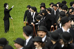 Some of 662 peoples dressed in Charlie Chaplin pose for a group photo in front of the Manoir de Ban during an attempt of the world's largest gathering of people dressed as The Tramp on the occasion of Charlie Chaplin's birthday, and to celebrate the first year of the museum "Chaplin's World by Grevin", in Corsier, above Vevey, Switzerland, Sunday, April 16, 2017. Chaplin's World, a museum on English comic actor, filmmaker, and composer Charlie Chaplin, is located in a 14 hectare park of lush trees, it occupies the mansion where the Chaplin family lived the last 25 years of Charly Chaplin's life. (KEYSTONE/Laurent Gillieron) Some of 662 peoples dressed in Charlie Chaplin pose for a group photo in front of the Manoir de Ban during an attempt of the world's largest gathering of people dressed as The Tramp on the occasion of Charlie Chaplin's birthday, and to celebrate the first year of the museum "Chaplin's World by Grevin", in Corsier, above Vevey, Switzerland, Sunday, April 16, 2017. Chaplin's World, a museum on English comic actor, filmmaker, and composer Charlie Chaplin, is located in a 14 hectare park of lush trees, it occupies the mansion where the Chaplin family lived the last 25 years of Charly Chaplin's life. (KEYSTONE/Laurent Gillieron)