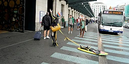 Geneve, le 8 août 2017. Trains en retard, bus bondés ou sans voyageurs,pour les pendulaires, se deplacer devient souvent un parcours du combattant et il y a souvent de quoi s'énerver. Passant avec planche de surf Gare de Cornavin, 8 août 2017.