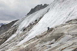 Strahler Repoartge/GEO, Reportage mit Profi Strahler Christoph Betschart und Hobby Strahler Josef Imholz im Furkagebiet bei der Teifengletscher um etwa 3000 Meter ueber Meer am 14. 15. Juli 2017.Gang auf der gletscher um weiter Cluft mit Bergkristalle zu suchen.