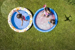 Hitzetag: Sena, Öykü und Miray spielen im Pool in einem Garten in Arbon am Bodensee @ Urs Bucher/Tagblatt