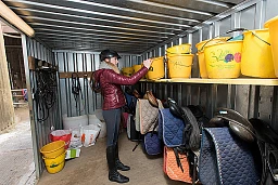 Jedes Pferd hat einen Eimer, in dem sich die verschiedenen Pflege-Utensilien der Pferde befinden. Jedes Pferd hat einen Eimer, in dem sich die verschiedenen Pflege-Utensilien der Pferde befinden.