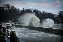 Genève, le 17 janvier 2017. Quai Wilson, ce mardi matin vers 10h. La forte bise déchaine le lac Léman, et les vagues envahissent le quai. Patrouille de police. Photo: Laurent Guiraud. Genève, le 17 janvier 2017. Quai Wilson, ce mardi matin vers 10h. La forte bise déchaine le lac Léman, et les vagues envahissent le quai. Patrouille de police. Photo: Laurent Guiraud.