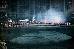 Genève, le 25 mai 2017. Pont de la Coulouvrenière. Cortège des supporters valaisans. Photo: Laurent Guiraud.