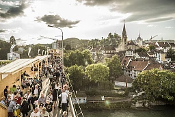 BADEN, 19.08.2017 - Ein Blick auf die Hochbruecke in Baden, rechts die Altstadt sowie im Hintergrund die Ruine Stein, das Wahrzeichen der Stadt. Die Hochbruecke ist waehrend der Badenfahrt teilweise gesperrt, eine Seite wurde komplett in Beschlag des Festes genommen. Das 10-taegige Volksfest Badenfahrt findet nur alle 10 Jahre statt und zieht bis zu 1 Million Besucher an. Vereine aus der ganzen Region stemmen Beizen aus dem Boden, organsieren unzaehlige Konzerte und sonstige kulturelle Angebote. Das Motto der diesjaehrigen Badenfahrt: "Versus". BADEN, 19.08.2017 - Ein Blick auf die Hochbruecke in Baden, rechts die Altstadt sowie im Hintergrund die Ruine Stein, das Wahrzeichen der Stadt. Die Hochbruecke ist waehrend der Badenfahrt teilweise gesperrt, eine Seite wurde komplett in Beschlag des Festes genommen. Das 10-taegige Volksfest Badenfahrt findet nur alle 10 Jahre statt und zieht bis zu 1 Million Besucher an. Vereine aus der ganzen Region stemmen Beizen aus dem Boden, organsieren unzaehlige Konzerte und sonstige kulturelle Angebote. Das Motto der diesjaehrigen Badenfahrt: "Versus".