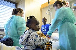 Après 48 heures de voyage depuis le Bénin, la petite Espoir, 2 ans, et Fatimatou 10 ans, arrivent au CHUV. Le froid et la fatigue du voyage se font sentir mais Espoir et Fatimatou doivent encore affronter 24 heures d'isolation et de multiples contrôles avant leur transfert à la maison de Terre des Hommes à Massongex. Dans une semaine, elles subiront une opération du coeur au CHUV puis se rétabliront durant deux mois à la Maison de Terre des Hommes à Massongex avant de retrouver leurs familles au Bénin.