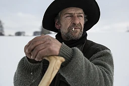 Der Schafhirt Jens Schöndorfer zieht im Winter mit rund 600 Schafen, vier Hunden und zwei Eseln während vier Monaten durch die Kantone Bern und Freiburg.