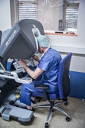 Mensch und Maschine. Der Arzt ist nicht mehr in direktem Kontakt mit dem Patienten.. Mensch und Maschine. Der Arzt ist nicht mehr in direktem Kontakt mit dem Patienten..