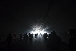 Les gens sortent du tunnel lors de l inauguration officielle de la A16 Transjurane pour le dernier troncon Court - Loveresse ce lundi 3 Avril 2017 sur l autoroute (KEYSTONE/Stefan Meyer)