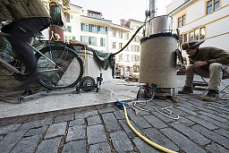 Un organisateur pédale afin de faire tourner la pompe et un autre chauffe l'eau au feu de bois lors de la préparation de la fontaine pour la soirée a venir ou la section biennoise de Greenpeace invite les bâlois Hotel Regina pour rechauffer une fontaine de la vielle ville de Bienne a la force des mollets et feu de bois pour soutenir les opposants de l'autoroute axe ouest . Un organisateur pédale afin de faire tourner la pompe et un autre chauffe l'eau au feu de bois lors de la préparation de la fontaine pour la soirée a venir ou la section biennoise de Greenpeace invite les bâlois Hotel Regina pour rechauffer une fontaine de la vielle ville de Bienne a la force des mollets et feu de bois pour soutenir les opposants de l'autoroute axe ouest .