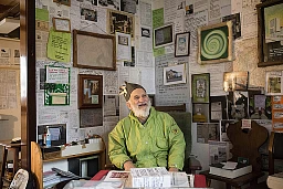 Portrait de Parzival, alias Serge Reverdin. Esperantiste et ecologiste, ici dans sa maison de Sonceboz BE ce lundi 13 novembre 2017 chez lui a Sonceboz .