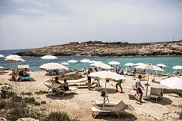 LAMPEDUSA, 27.06.2017 - Touristen geniessen die Sommerhitze am Meer von Lampedusa. Die italienische Insel Lampedusa liegt rund 205km suedlich von Sizilien und ist die naechstgelegene Insel von Tunesien und Libyen aus. Immer wieder kommen hier Boote mit Migranten an, zu Spitzenzeiten waren mehr Migranten auf der Insel als Einwohner. Bei den Italienern ist die Insel aber nach wie vor ein beliebtes Ferienziel.