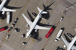 Der Flughaufen Zürich aus der Helikopter Perspektive. Der Flughaufen Zürich aus der Helikopter Perspektive.