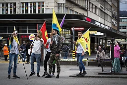 Auf dem Bahnhofplatz wird mit Fahnen und posiert.