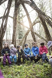 Kinder der Schule Wil gehen in den Wald um Baeume zu pflanzen, am Dienstag, 4. April 2017 in Wil. Kinder der Schule Wil gehen in den Wald um Baeume zu pflanzen, am Dienstag, 4. April 2017 in Wil.