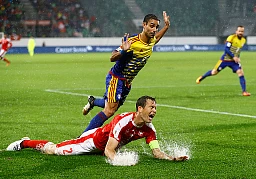 Schweizer Lichtsteiner und Andorra's Garcia in Aktion in St. Gallen am 31. August 2017