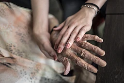 24.10.2017; Weisslingen; Miss Earth Switzerland; Die Kandidatinnen von Miss Earth Switzerland beim Besuch im "ALMACASA" in Weisslingen, im Bild Clarissa Pesenti (19) schmikt Irma (86).