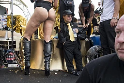 Participants of the annual technoparade "StreetParade" dance in the city center of Zurich, Switzerland, Saturday, 12 August, 2017. (KEYSTONE/Ennio Leanza) Participants of the annual technoparade "StreetParade" dance in the city center of Zurich, Switzerland, Saturday, 12 August, 2017. (KEYSTONE/Ennio Leanza)