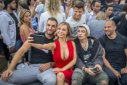 Bachelorette Adela Smajic ist mit ihrer Entourage aus Single-Männern in Gossau SG © Urs Bucher/TAGBLATT
