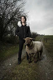 Die Berner Rapperin «11ä» mit ihrem Schafbock Momo