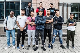 Vor der Chemnitzer Stadthalle stehen Asylbewerber, die Polizei und die Chemnitzer warnen davor, zu ihnen zu gehen, es sei gefaehrlich. Vor der Chemnitzer Stadthalle stehen Asylbewerber, die Polizei und die Chemnitzer warnen davor, zu ihnen zu gehen, es sei gefaehrlich.