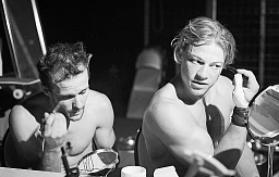 Vor ihrem Auftritt im Cirque au Sommet schminken sich zwei Akrobaten in der Garderobe hinter der Manege. Vor ihrem Auftritt im Cirque au Sommet schminken sich zwei Akrobaten in der Garderobe hinter der Manege.